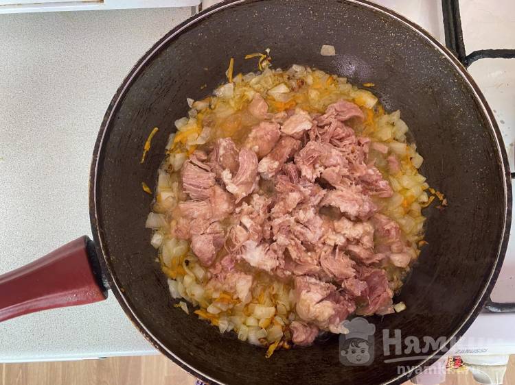 Вареная картошка с тушёнкой, луком и морковью в кастрюле - фото шаг 7