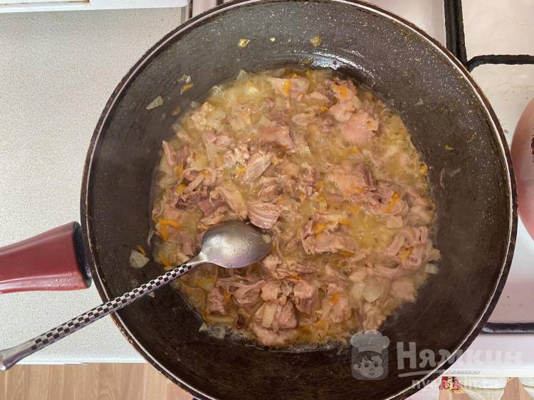 Вареная картошка с тушёнкой, луком и морковью в кастрюле - фото шаг 8