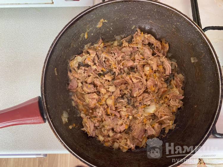 Вареная картошка с тушёнкой, луком и морковью в кастрюле - фото шаг 9