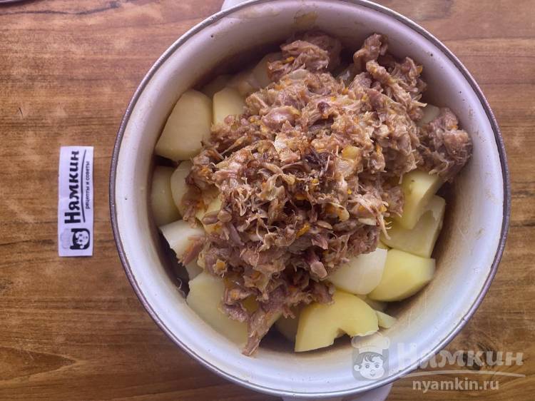 Вареная картошка с тушёнкой, луком и морковью в кастрюле - фото шаг 11