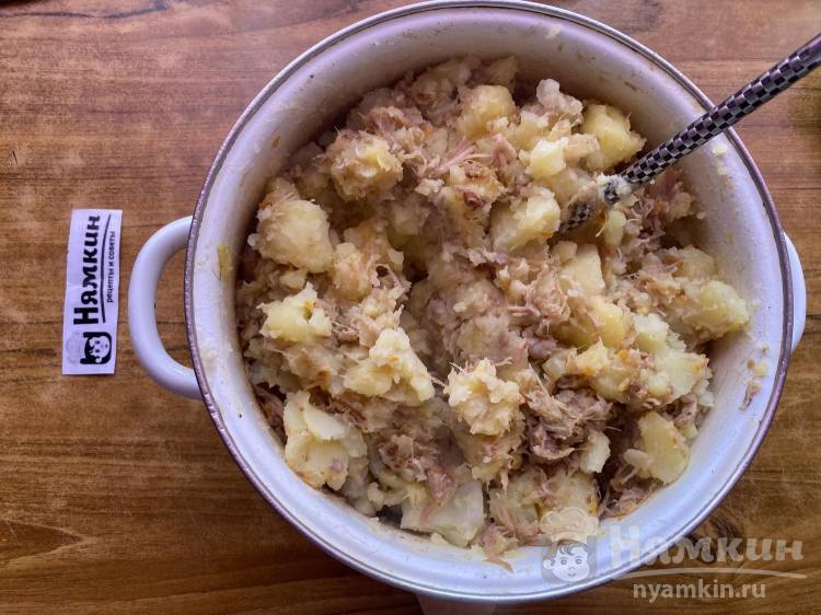 Вареная картошка с тушёнкой, луком и морковью в кастрюле - фото шаг 12