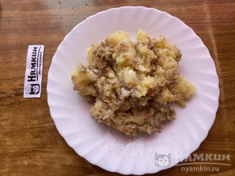 Вареная картошка с тушёнкой, луком и морковью в кастрюле - фото шаг 13