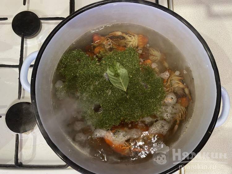 Вареные раки с укропом и лавровым  листом - фото шаг 3
