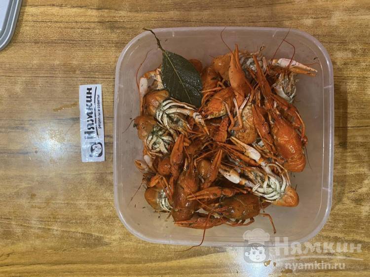 Тёплый салат с нутом, раками и вареными яйцами - фото шаг 4