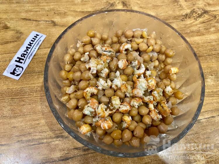 Тёплый салат с нутом, раками и вареными яйцами - фото шаг 6