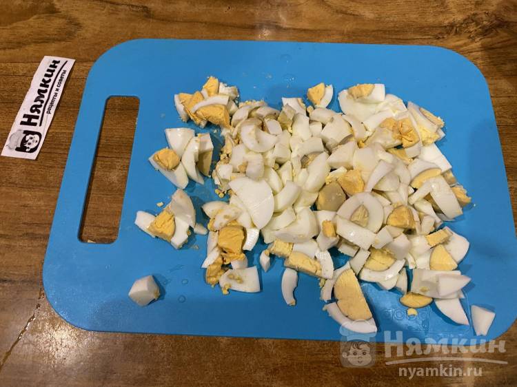 Тёплый салат с нутом, раками и вареными яйцами - фото шаг 8
