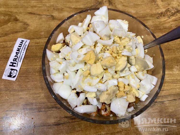 Тёплый салат с нутом, раками и вареными яйцами - фото шаг 9