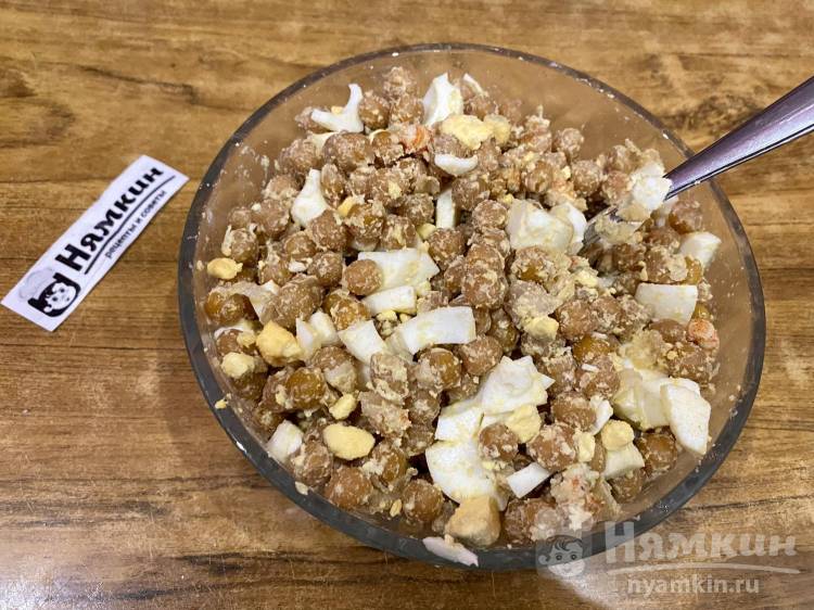 Тёплый салат с нутом, раками и вареными яйцами - фото шаг 10