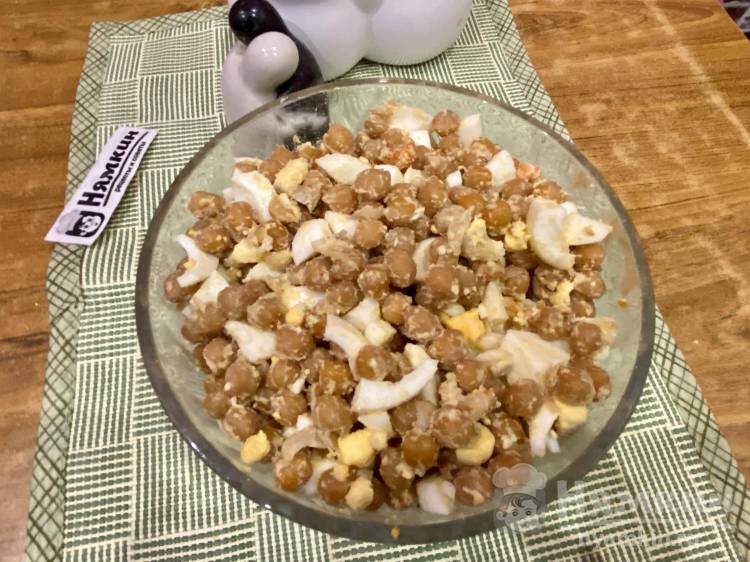 Тёплый салат с нутом, раками и вареными яйцами - фото шаг 11