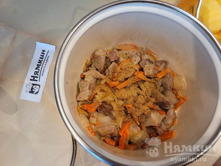 Картошка, тушеная со свининой в кастрюле: пошаговый рецепт с фото и видео