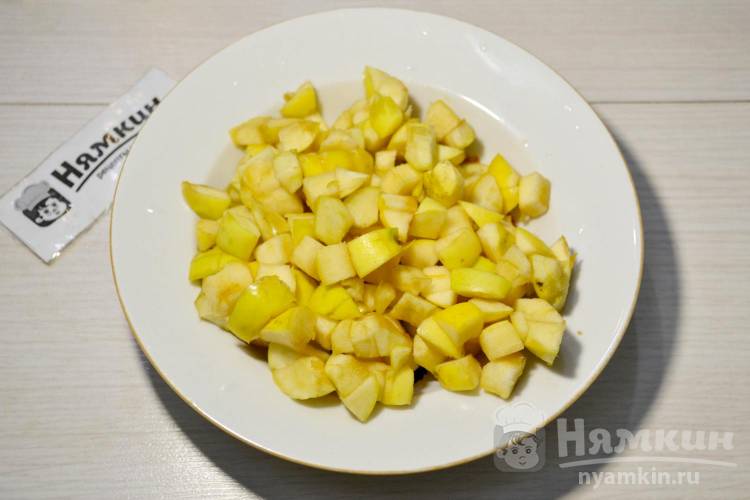 Сладкие чебуреки с яблоками из готового теста - фото шаг 1