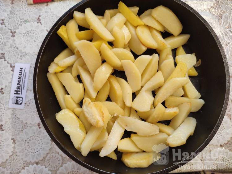 Жареная картошка на сливочном масле с паприкой