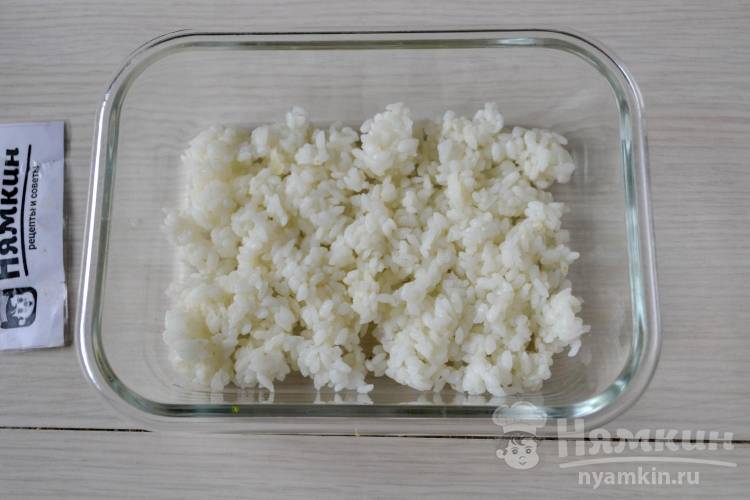 Мясной салат с рисом, огурцами, сыром и яйцами - фото шаг 1