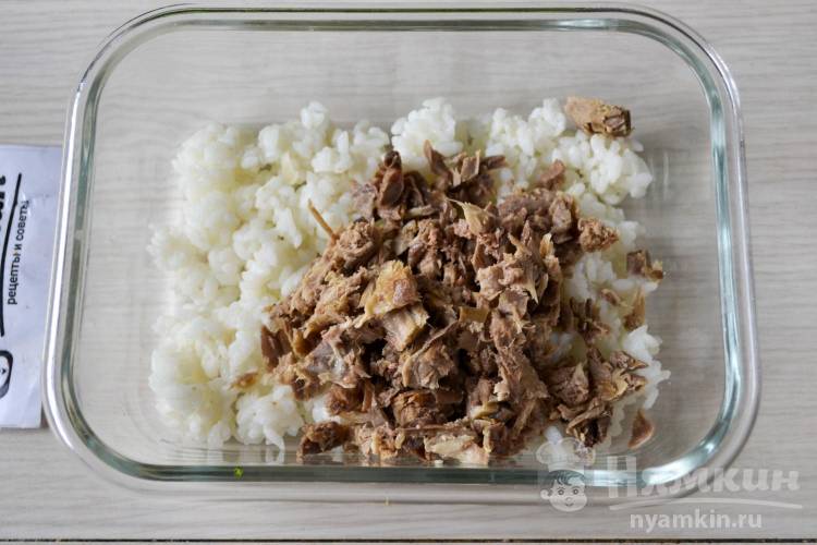 Мясной салат с рисом, огурцами, сыром и яйцами - фото шаг 2