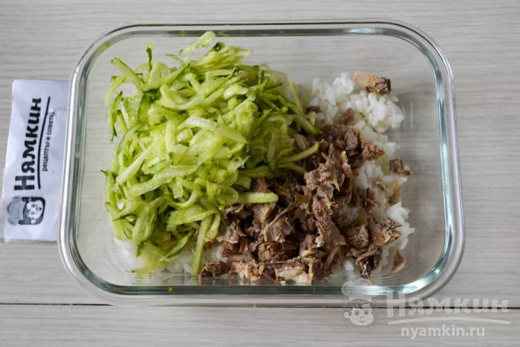 Мясной салат с рисом, огурцами, сыром и яйцами - фото шаг 3