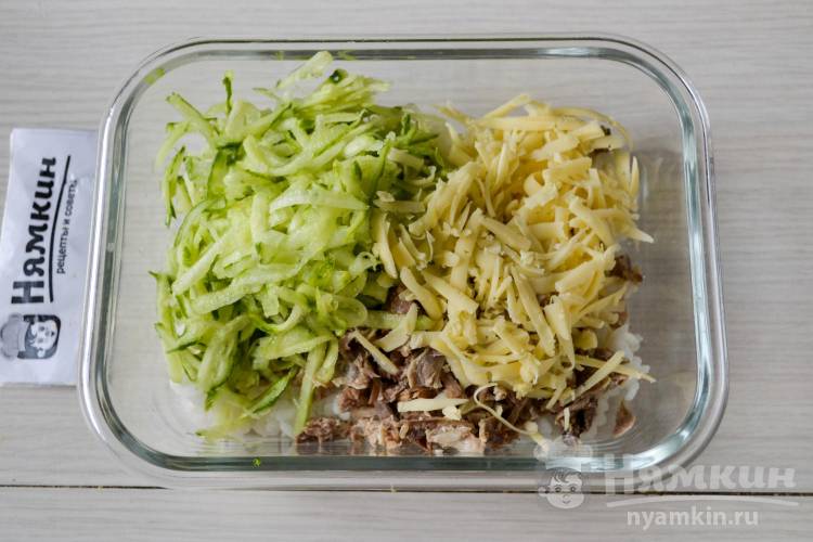 Мясной салат с рисом, огурцами, сыром и яйцами - фото шаг 4