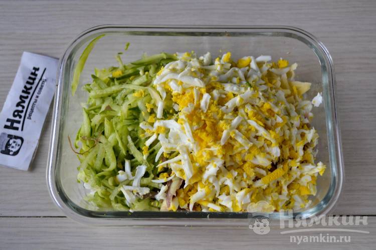Мясной салат с рисом, огурцами, сыром и яйцами - фото шаг 5