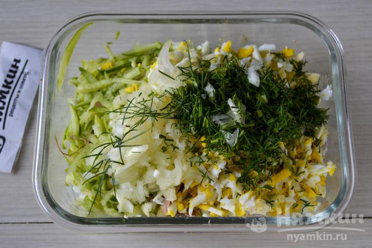 Мясной салат с рисом, огурцами, сыром и яйцами - фото шаг 6