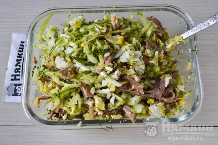 Мясной салат с рисом, огурцами, сыром и яйцами - фото шаг 7