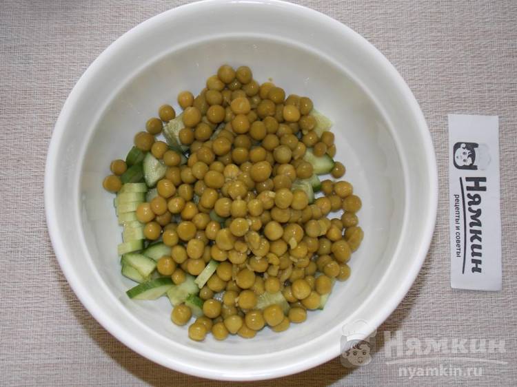 Салат из свеклы с зеленым горошком и свежими огурцами - фото шаг 2