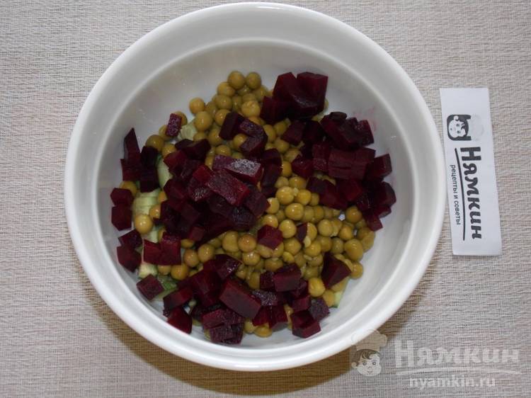 Салат из свеклы с зеленым горошком и свежими огурцами - фото шаг 3