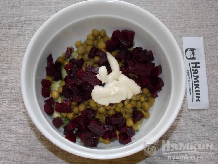 Салат из свеклы с зеленым горошком и свежими огурцами - фото шаг 4