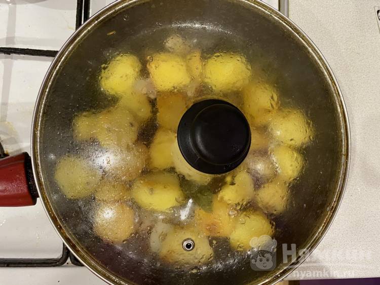 Тушеная картошка со свининой и луком на сковороде - фото шаг 10