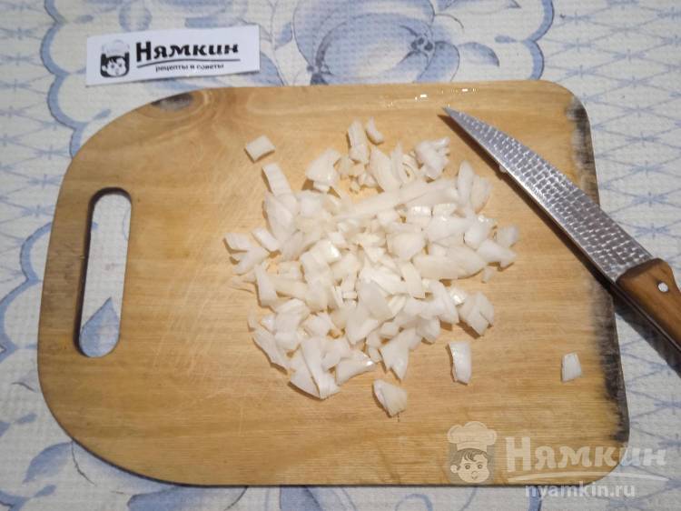 Солянка с сосисками и сладкими перцами в мультиварке - фото шаг 1