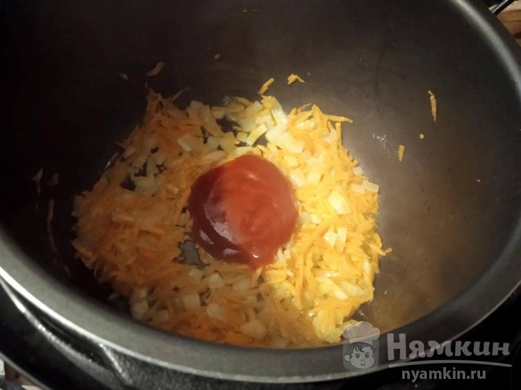 Солянка с сосисками и сладкими перцами в мультиварке - фото шаг 5