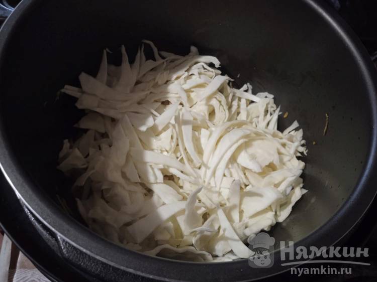 Солянка с сосисками и сладкими перцами в мультиварке - фото шаг 6