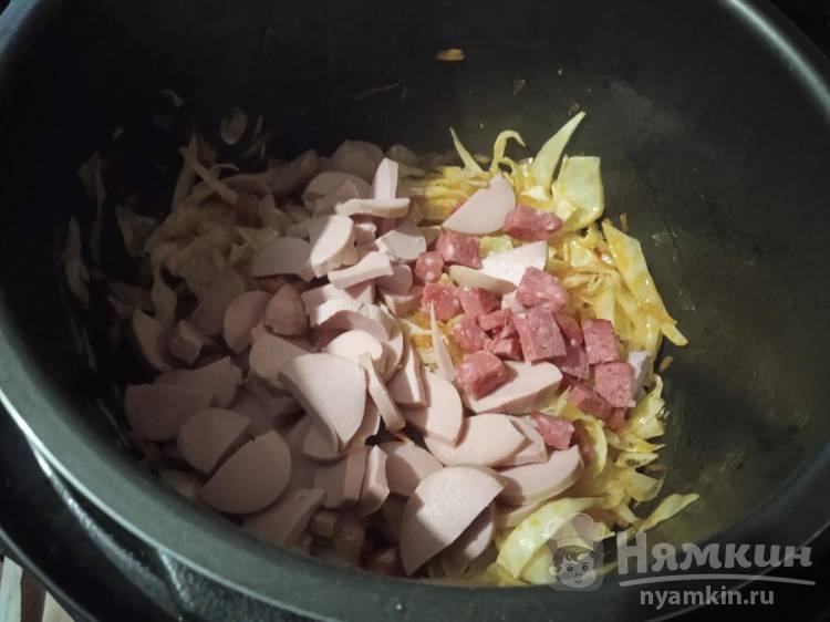 Солянка с сосисками и сладкими перцами в мультиварке - фото шаг 9