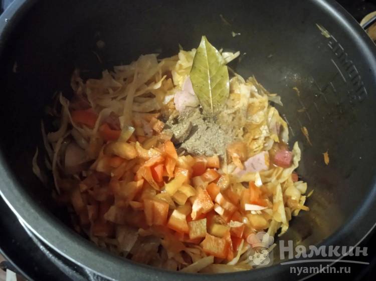 Солянка с сосисками и сладкими перцами в мультиварке - фото шаг 11