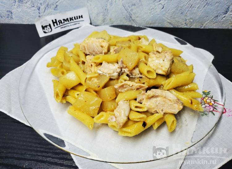 Макароны с жареными кабачками, луком и консервированной горбушей - фото шаг 6