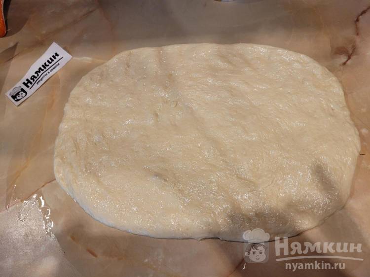 Домашняя пицца на дрожжах с морепродуктами и сыром в духовке - фото шаг 5