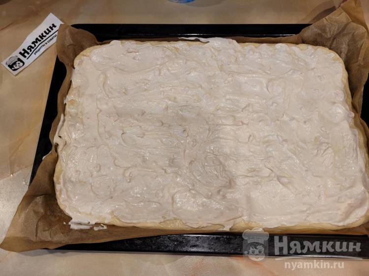 Домашняя пицца на дрожжах с морепродуктами и сыром в духовке - фото шаг 6