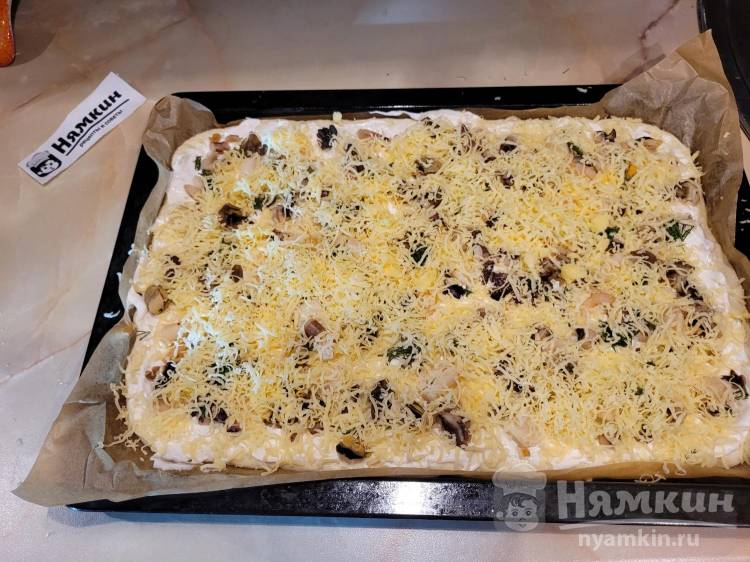 Домашняя пицца на дрожжах с морепродуктами и сыром в духовке - фото шаг 9