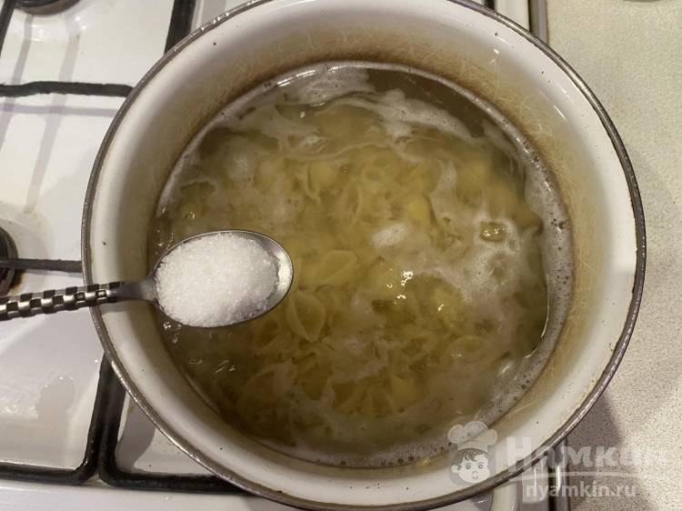 Макароны с тушёнкой, жареным луком и морковью на сковороде - фото шаг 1