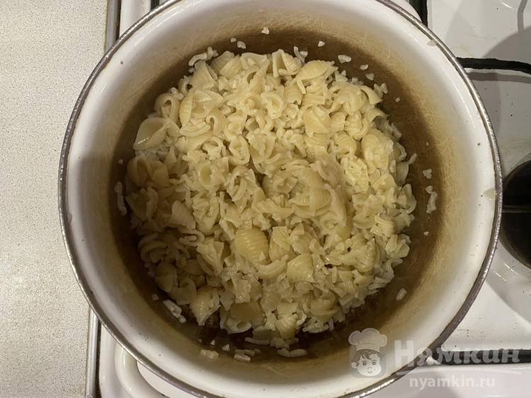 Макароны с тушёнкой, жареным луком и морковью на сковороде - фото шаг 2