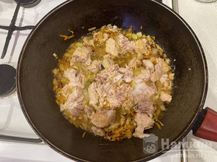 Макароны с тушёнкой, жареным луком и морковью на сковороде - фото шаг 7
