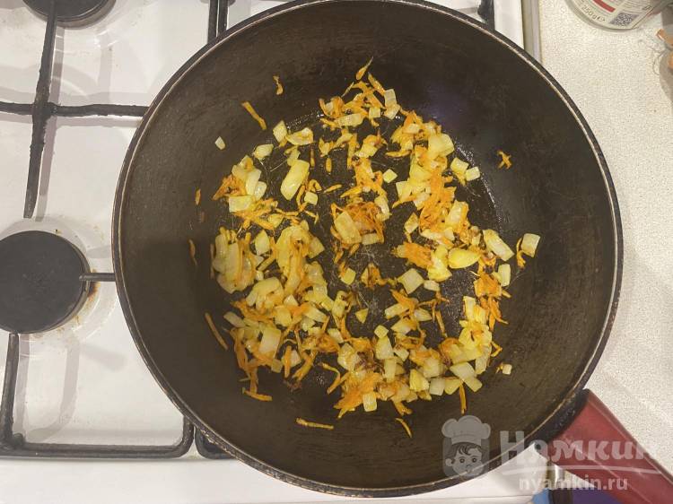 Макароны с тушёнкой, жареным луком и морковью на сковороде - фото шаг 6