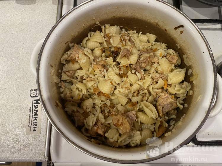 Макароны с тушёнкой, жареным луком и морковью на сковороде - фото шаг 9