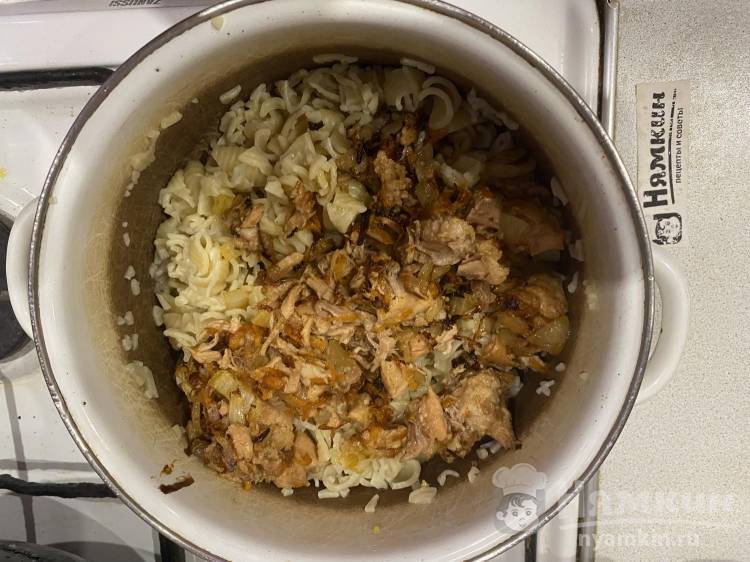 Макароны с тушёнкой, жареным луком и морковью на сковороде - фото шаг 8