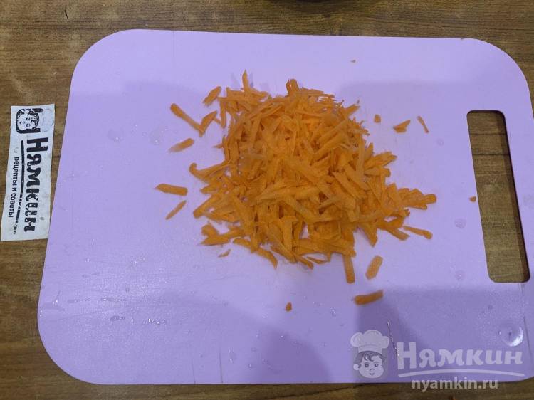 Макароны с тушёнкой, жареным луком и морковью на сковороде - фото шаг 4