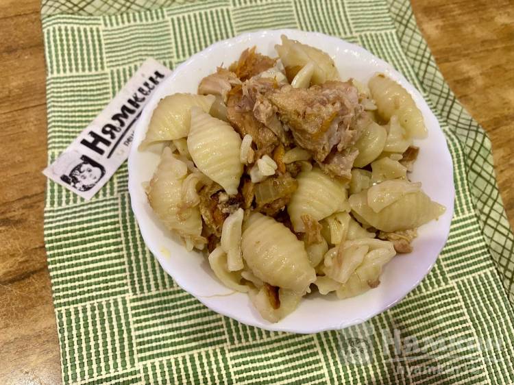 Макароны с тушёнкой, жареным луком и морковью на сковороде - фото шаг 10