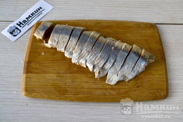 Постный салат из вареной маринованной свеклы с селедкой - фото шаг 6