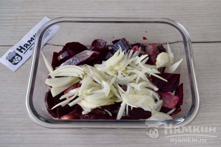 Постный салат из вареной маринованной свеклы с селедкой - фото шаг 8