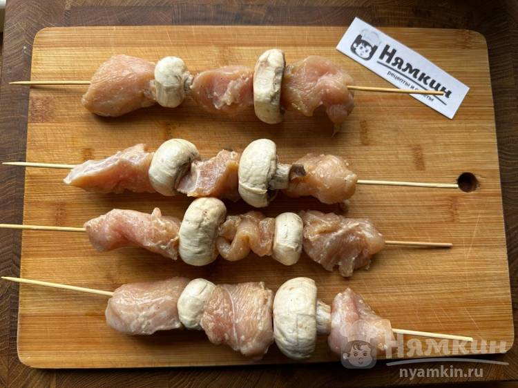 Шашлычки из куриного филе и шампиньонов на электрогриле  - фото шаг 4