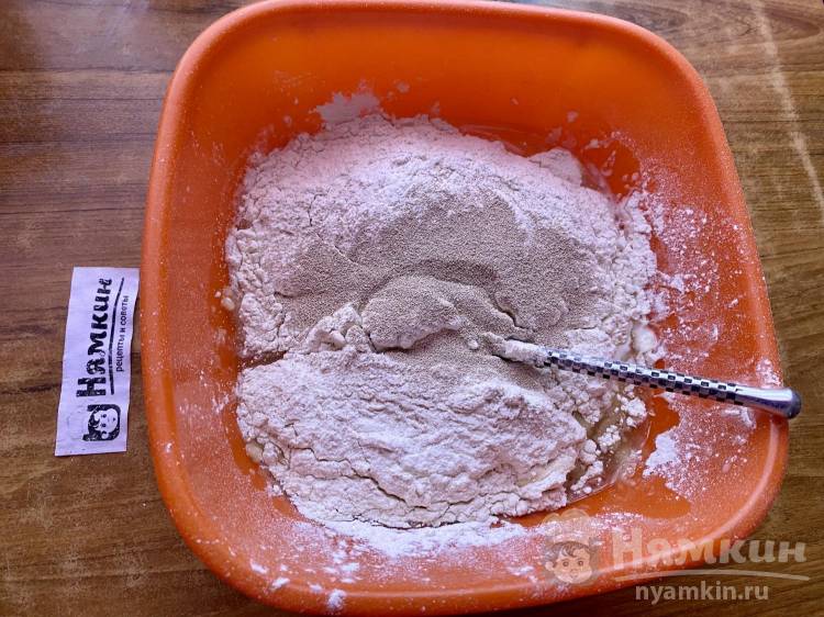 Закрытый пирог с капустой, луком и морковью на дрожжевом жидком тесте - фото шаг 2