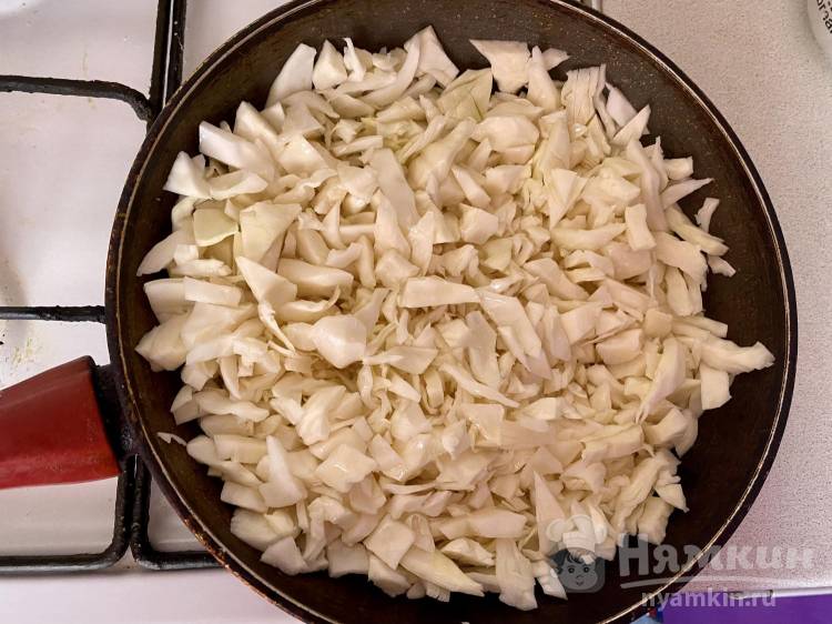Закрытый пирог с капустой, луком и морковью на дрожжевом жидком тесте - фото шаг 6