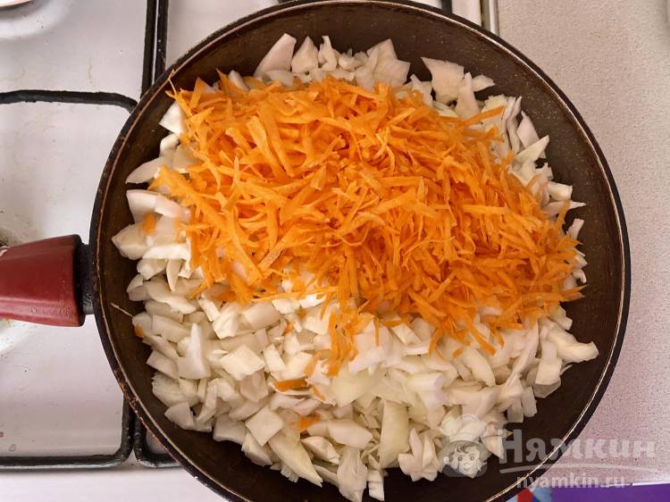 Закрытый пирог с капустой, луком и морковью на дрожжевом жидком тесте - фото шаг 9